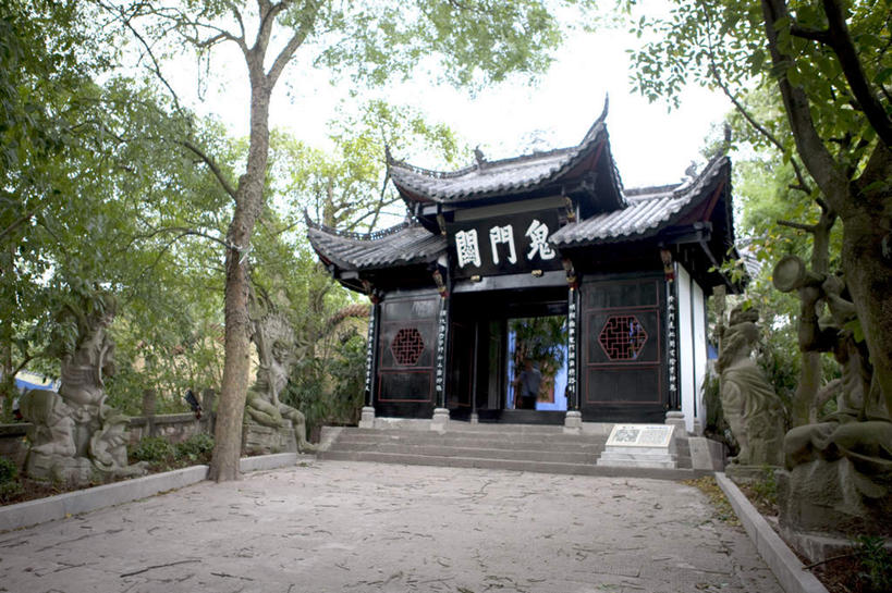 无人,寺庙,横图,室外,白天,正面,旅游,度假,名胜古迹,植物,楼梯,标志建筑,地标,建筑,雕塑,长江三峡,重庆,中国,亚洲,节日,遗迹,艺术,装饰,标志,雕刻,牌匾,瓦片,文字,字符,阶梯,屋顶,燃烧,顶棚,瓦,古迹,文化,文物,娱乐,标识,建设,古建筑,台阶,树,树木,绿色,自然,香火,工艺品,庙宇,祈祷,享受,休闲,健康,汉字,旅游胜地,放松,许愿,宗教,建造,信仰,生长,成长,纪念,祈求,美术,中文,主题,陈列,古文明,东亚,屋瓦,湖北,湖北省,中华人民共和国,西南地区,功能,美学,国文,华文,重庆市,渝,奉节县,巫山县,华中地区,鄂,宜昌,宜昌市,恩施,恩施州,恩施土家族苗族自治州,巴东县,平安,彩图,庙,寺,白帝城,瞿塘峡,夔峡,南津关,秭归,秭归县