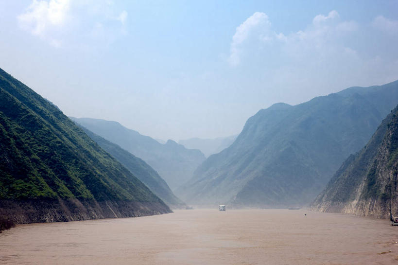 无人,横图,室外,白天,正面,旅游,度假,河流,石头,美景,山,山脉,水,植物,长江三峡,重庆,中国,亚洲,阴影,波纹,光线,石子,影子,河水,景观,山峰,水流,云,云朵,涟漪,山峦,云彩,娱乐,树,树木,蓝色,绿色,白云,倒影,蓝天,水纹,天空,阳光,自然,波浪,群山,天,享受,休闲,景色,放松,生长,晴朗,成长,倒映,自然风光,长江,东亚,湖北,湖北省,神农架,中华人民共和国,水晕,西南地区,重庆市,渝,奉节县,巫山县,华中地区,鄂,宜昌,宜昌市,恩施,恩施州,恩施土家族苗族自治州,反照,巴东县,母亲河,石块,岩石,晴空,彩图,白帝城,华中屋脊,南津关,神农架林区,西陵峡,香溪,香溪口,昭君溪,秭归,秭归县