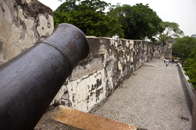 东方人,走,横图,室外,白天,正面,旅游,度假,竞争,名胜古迹,植物,标志建筑,地标,建筑,澳门,中国,亚洲,行人,游客,游人,对抗,服装,遗迹,冲突,墙,许多人,黄种人,古迹,破坏,文物,娱乐,建设,古建筑,路人,旅客,墙壁,墙面,树,树木,衣服,绿色,天空,自然,天,一群人,享受,休闲,大炮,武器,旅游胜地,放松,战争,服饰,生长,晴朗,成长,损坏,攻击,威胁,衣着,穿着,对立,矛盾,兵器,防御,古文明,东亚,万里无云,港澳台,中华人民共和国,敌对,挫败,斗争,抗拒,抗衡,杀伤,威慑,澳门特别行政区,澳,衣饰,过客,危险,男人,男性,年轻男性,年轻女性,女人,女性,亚洲人,晴空,晴空万里,步行,散步,走路,彩图,全身,大炮台,大三巴炮台,圣保禄炮台,中央炮台