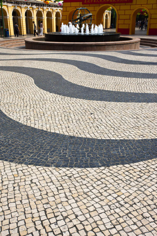 东方人,广场,走,竖图,室外,白天,正面,旅游,度假,名胜古迹,水,门,标志建筑,地标,建筑,喷泉,澳门,中国,亚洲,一排,行人,游客,游人,飞溅,服装,遗迹,整齐,溅,液体,景观,水滴,拱门,许多人,黄种人,古迹,文化,文物,娱乐,建设,古建筑,路人,旅客,水珠,排列,衣服,门框,品味,一群人,享受,休闲,旅游胜地,放松,服饰,衣着,穿着,队列,喷洒,水景,古文明,东亚,港澳台,中华人民共和国,美观,澳门特别行政区,澳,衣饰,过客,男人,男性,年轻男性,年轻女性,女人,女性,亚洲人,设计,步行,散步,走路,彩图,全身,议事亭前地