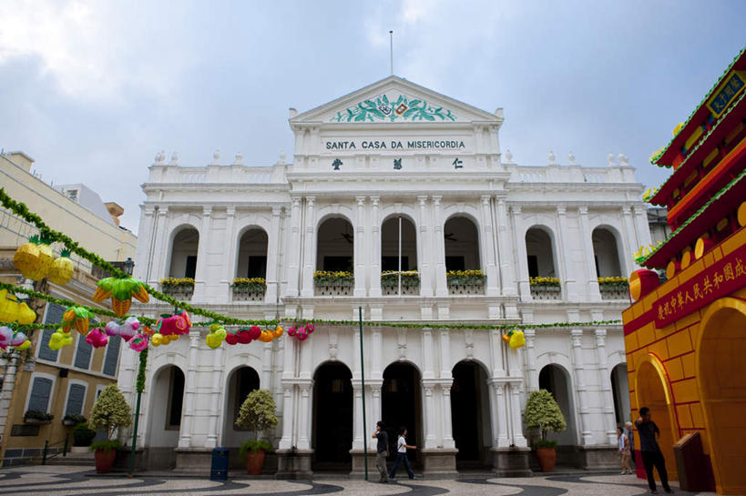 东方人,博物馆,广场,站,横图,室外,白天,仰视,旅游,度假,名胜古迹,植物,门,标志建筑,地标,建筑,澳门,中国,亚洲,行人,游客,游人,阴影,服装,研究,遗迹,光线,标志,盆栽,文字,影子,字符,云,云朵,拱门,盆景,许多人,教育,云彩,黄种人,古迹,文物,娱乐,标识,建设,古建筑,路人,旅客,衣服,蓝色,绿色,白云,蓝天,天空,阳光,自然,门框,天,站着,一群人,享受,休闲,汉字,旅游胜地,放松,服饰,生长,晴朗,成长,展览,衣着,穿着,欣赏,中文,陈列,古文明,东亚,港澳台,中华人民共和国,国文,华文,澳门特别行政区,澳,衣饰,典藏,过客,男人,男性,年轻男性,年轻女性,女人,女性,亚洲人,晴空,站立,彩图,低角度拍摄,全身,仁慈堂,仁慈堂大楼,议事亭前地