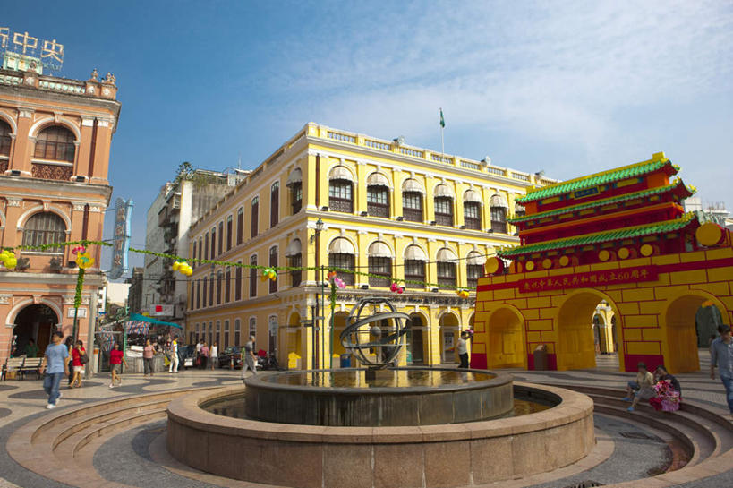 东方人,家,广场,走,横图,室外,白天,仰视,旅游,度假,名胜古迹,门,标志建筑,地标,建筑,喷泉,澳门,中国,亚洲,行人,游客,游人,阴影,服装,遗迹,光线,标志,文字,影子,字符,房屋,屋子,景观,云,云朵,拱门,许多人,云彩,黄种人,古迹,文化,文物,娱乐,标识,建设,古建筑,楼房,路人,旅客,住宅,衣服,蓝色,白云,蓝天,天空,阳光,门框,天,品味,一群人,享受,休闲,汉字,旅游胜地,放松,服饰,晴朗,衣着,穿着,中文,水景,古文明,东亚,港澳台,中华人民共和国,美观,国文,华文,澳门特别行政区,澳,衣饰,过客,男人,男性,年轻男性,年轻女性,女人,女性,亚洲人,设计,晴空,步行,散步,走路,彩图,低角度拍摄,全身,房子,议事亭前地