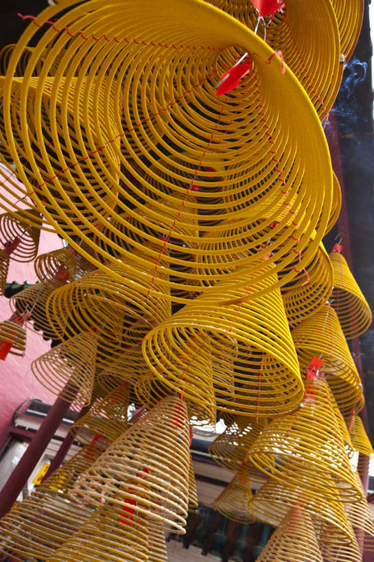 无人,寺庙,竖图,室外,白天,正面,旅游,度假,名胜古迹,标志建筑,地标,建筑,蜡烛,澳门,中国,亚洲,吊挂,悬挂,节日,遗迹,环绕,圆形,螺旋,圆圈,烟雾,燃烧,挂,古迹,文化,文物,娱乐,建设,古建筑,佛香,香火,香烛,庙宇,祈祷,享受,休闲,健康,旅游胜地,放松,许愿,宗教,信仰,烧香,纪念,祈求,古文明,东亚,妈祖阁,妈阁庙,港澳台,中华人民共和国,盘香,澳门特别行政区,澳,平安,彩图,庙,寺,环香