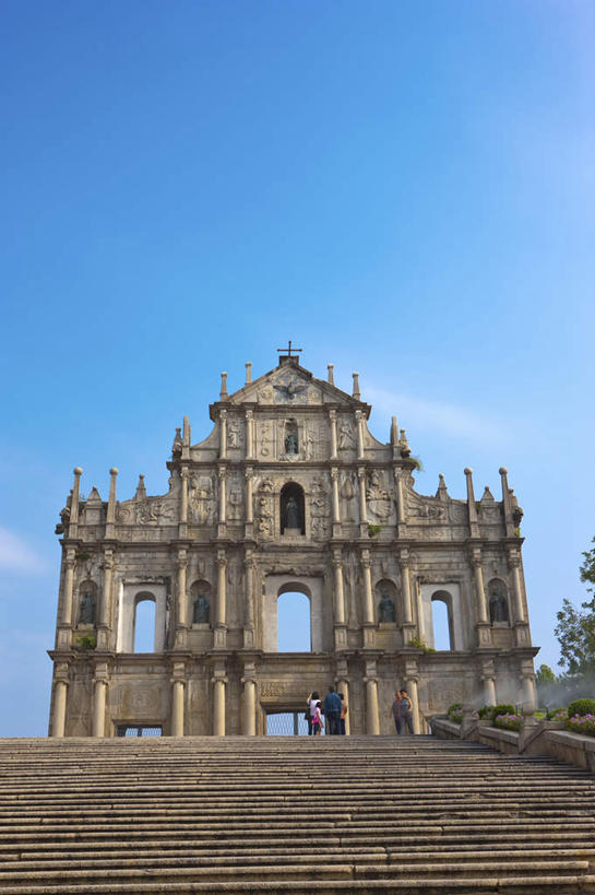 东方人,教堂,站,竖图,室外,白天,仰视,旅游,度假,石头,名胜古迹,楼梯,标志建筑,地标,建筑,澳门,中国,亚洲,行人,游客,游人,阴影,服装,节日,遗迹,光线,石子,影子,阶梯,许多人,黄种人,古迹,文化,文物,娱乐,建设,古建筑,路人,旅客,废墟,台阶,衣服,蓝色,蓝天,天空,阳光,天,祈祷,站着,一群人,享受,休闲,健康,旅游胜地,放松,许愿,宗教,服饰,信仰,晴朗,纪念,祈求,基督教,衣着,穿着,天主教,信念,古文明,东亚,大三巴牌坊,万里无云,港澳台,中华人民共和国,澳门特别行政区,澳,衣饰,过客,平安,男人,男性,年轻男性,年轻女性,女人,女性,亚洲人,石块,岩石,晴空,晴空万里,站立,彩图,低角度拍摄,全身,大教堂,礼拜堂