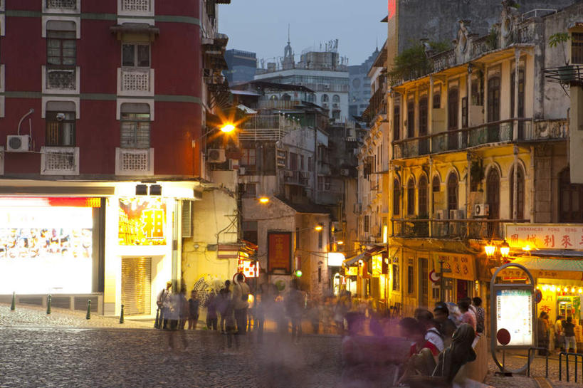 东方人,家,商店,广场,走,横图,室外,白天,正面,购物,旅游,度假,消费,名胜古迹,标志建筑,超市,地标,建筑,路灯,商场,照明,澳门,中国,亚洲,行人,游客,游人,阴影,服装,朦胧,模糊,遗迹,光线,影子,房屋,墙,屋子,灯光,许多人,黄种人,古迹,文物,娱乐,建设,古建筑,楼房,路人,旅客,墙壁,墙面,住宅,灯,衣服,一群人,享受,休闲,旅游胜地,放松,金融,百货,服饰,照亮,衣着,照明设备,穿着,选购,贸易,百货公司,古文明,东亚,大三巴牌坊,港澳台,中华人民共和国,血拼,澳门特别行政区,澳,衣饰,耶稣会纪念广场,过客,男人,男性,年轻男性,年轻女性,女人,女性,亚洲人,步行,散步,走路,彩图,全身,房子,购物商场,购物中心,商业中心