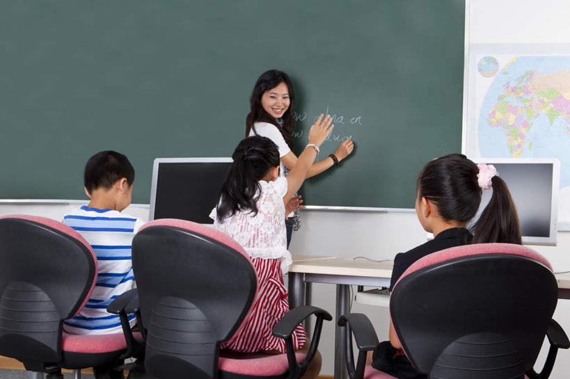 东方人,儿童,四个人,伙伴,朋友,教师,学校,站,坐,举,笑,说,微笑,露齿笑,横图,室内,白天,讨论,友谊,纯洁,显示器,海洋,桌子,地图,椅子,亚洲,服装,笔,工具,屏幕,世界地图,木椅,陆地,注视,休闲装,黄种人,显示屏,书桌,校园,小孩,背面,衣服,粉笔,课桌,学习用品,黑板,观察,看,托,站着,休闲,教室,同学,休闲服,可爱,童年,童趣,教学,国家,服饰,观看,文具用品,大陆,察看,世界,校友,关注,大洋洲,版图,童真,输出设备,烂漫,无邪,同窗,学友,耐磨,白垩,教学黑板,交流,天真,友情,男孩,男人,男性,年轻女性,女孩,女人,女性,亚洲人,讲师,教授,老师,沟通,讲话,交谈,举起,举手,举着,商讨,说话,谈话,向上举,向上伸,向上托,站立,坐着,半身,彩图,男生,女生