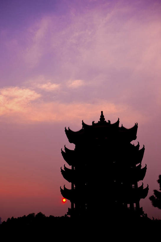 无人,寺庙,竖图,室外,白天,仰视,旅游,度假,名胜古迹,日落,植物,标志建筑,地标,建筑,武汉,中国,亚洲,遗迹,晚霞,霞光,落日,塔,背光,古迹,文物,娱乐,建设,古建筑,宝塔,树,树木,绿色,自然,黄昏,庙宇,享受,休闲,旅游胜地,彩霞,放松,生长,成长,逆光,古文明,东亚,湖北,湖北省,黄鹤楼,武昌区,武汉市,武昌,中华人民共和国,省会,华中地区,鄂,夕照,浮图,浮屠,夕阳,彩图,低角度拍摄,庙,寺,黄鹄山,蛇山,斜阳
