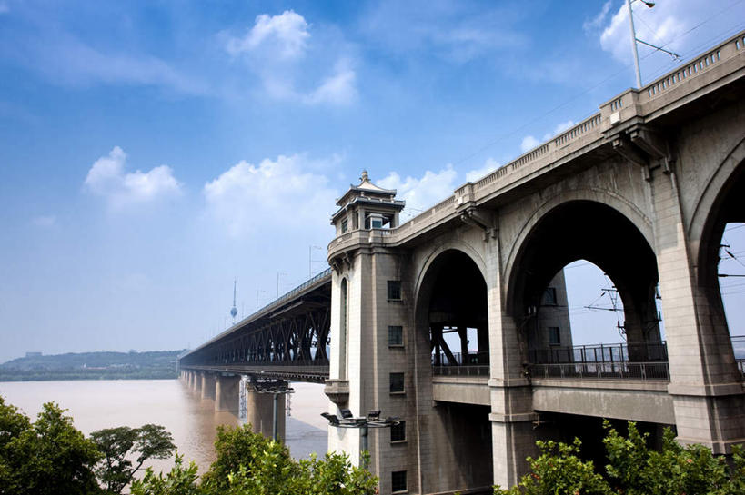 无人,横图,室外,白天,仰视,旅游,度假,河流,水,植物,标志建筑,大桥,地标,建筑,立交桥,桥梁,武汉,中国,亚洲,阴影,波纹,光线,影子,河水,水流,云,云朵,高架,斜拉桥,桥,涟漪,云彩,娱乐,建设,树,树木,蓝色,绿色,白云,倒影,蓝天,水纹,天空,阳光,自然,波浪,天,享受,休闲,旅游胜地,放松,生长,晴朗,成长,倒映,东亚,湖北,湖北省,武昌区,武汉市,武昌,武汉长江大桥,汉阳,中华人民共和国,省会,水晕,华中地区,鄂,反照,晴空,彩图,低角度拍摄,龟山,汉阳区,黄鹄山,蛇山