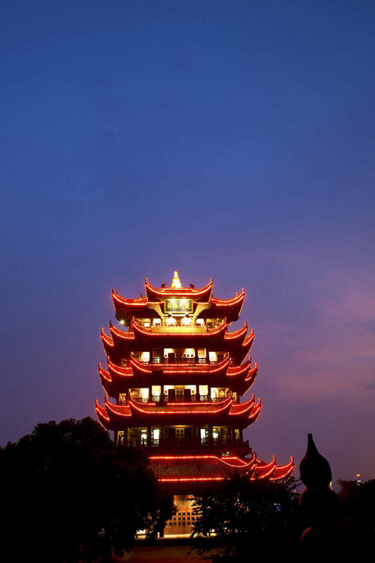 无人,寺庙,竖图,彩色,室外,白天,仰视,旅游,度假,名胜古迹,日落,植物,标志建筑,地标,建筑,霓虹灯,武汉,中国,亚洲,阴影,遗迹,光线,影子,晚霞,霞光,落日,塔,灯光,七彩,背光,古迹,文物,娱乐,光源,建设,古建筑,宝塔,霓虹,灯,树,树木,绿色,自然,黄昏,庙宇,享受,休闲,旅游胜地,彩霞,放松,生长,成长,照明设备,逆光,古文明,东亚,湖北,湖北省,黄鹤楼,武昌区,武汉市,武昌,中华人民共和国,省会,氖灯,华中地区,鄂,夕照,浮图,浮屠,夕阳,彩图,低角度拍摄,庙,寺,黄鹄山,蛇山,斜阳