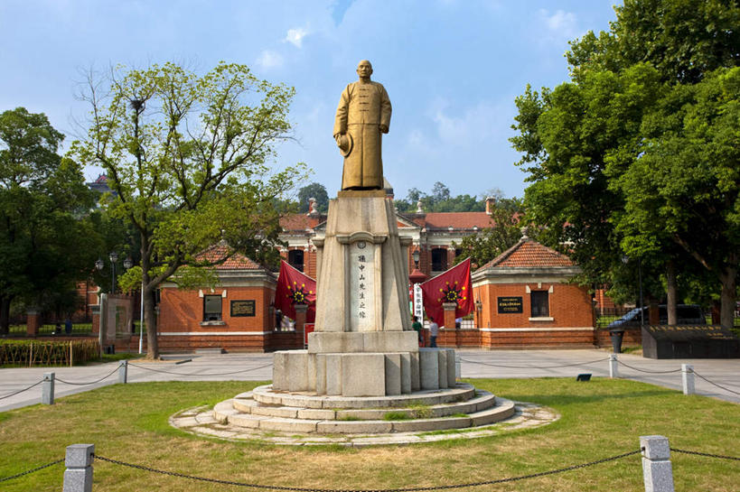 东方人,一个人,无人,家,站,横图,室外,白天,仰视,旅游,度假,草地,草坪,植物,标志建筑,地标,建筑,雕塑,武汉,中国,亚洲,仅一个男性,仅一个人,仅一个中年男性,阴影,服装,艺术,装饰,光线,雕刻,雕像,影子,房屋,屋子,云,云朵,云彩,黄种人,娱乐,建设,楼房,住宅,草,树,树木,衣服,蓝色,绿色,白云,蓝天,天空,阳光,自然,工艺品,天,站着,享受,休闲,旅游胜地,放松,服饰,生长,晴朗,成长,纪念,美术,国民党,衣着,穿着,主题,陈列,东亚,湖北,湖北省,辛亥革命,孙中山,武昌区,武汉市,武昌,武昌起义纪念馆,中华人民共和国,省会,功能,美学,华中地区,鄂,政治家,革命家,衣饰,历史人物,三民主义,孙文,孙逸仙,中山樵,男人,男性,中年男性,亚洲人,晴空,站立,彩图,低角度拍摄,全身,房子,黄鹄山,蛇山,辛亥革命武昌起义纪念馆,阅马场