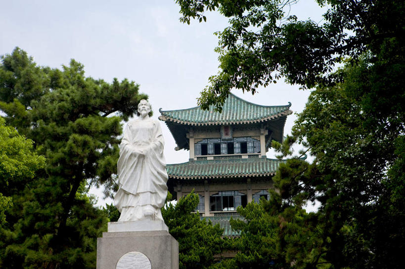 东方人,胡须,一个人,无人,寺庙,站,横图,室外,白天,仰视,民族服装,旅游,度假,名胜古迹,植物,标志建筑,地标,建筑,雕塑,东湖,武汉,中国,亚洲,仅一个男性,仅一个人,服装,遗迹,艺术,装饰,雕刻,雕像,塔,黄种人,古迹,文物,娱乐,建设,古建筑,宝塔,树,树木,衣服,蓝色,绿色,蓝天,天空,自然,工艺品,庙宇,天,站着,仅一个老年男性,享受,休闲,旅游胜地,放松,服饰,生长,晴朗,成长,纪念,美术,衣着,穿着,主题,陈列,古文明,东亚,湖北,湖北省,武汉市,万里无云,中华人民共和国,省会,功能,美学,华中地区,鄂,衣饰,浮图,浮屠,老年男性,男人,男性,亚洲人,胡子,络腮胡,晴空,晴空万里,站立,彩图,低角度拍摄,全身,传统服装,民俗服,庙,寺,武汉东湖,武汉东湖风景区