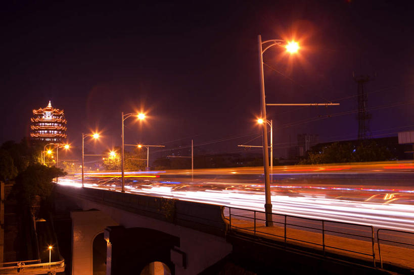 无人,寺庙,横图,室外,白天,正面,长时间曝光,旅游,度假,名胜古迹,植物,标志建筑,大桥,地标,建筑,立交桥,路灯,桥梁,照明,武汉,中国,亚洲,阴影,遗迹,光线,影子,高架,斜拉桥,塔,桥,灯光,古迹,文物,娱乐,建设,古建筑,宝塔,灯,树,树木,绿色,自然,庙宇,享受,休闲,旅游胜地,放松,生长,成长,照亮,照明设备,曝光,古文明,东亚,湖北,湖北省,黄鹤楼,武昌区,武汉市,武昌,中华人民共和国,省会,华中地区,鄂,浮图,浮屠,彩图,庙,寺,黄鹄山,蛇山