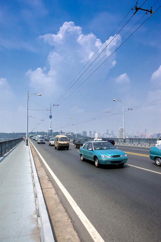 无人,竖图,室外,白天,正面,旅游,度假,标志建筑,大桥,道路,地标,建筑,立交桥,路,路灯,桥梁,公路,汽车,照明,武汉,中国,亚洲,阴影,光线,影子,云,云朵,高架,斜拉桥,桥,灯光,分界线,停车线,交通,云彩,娱乐,建设,车,灯,蓝色,白云,蓝天,天空,阳光,交通工具,轿车,天,享受,休闲,旅游胜地,放松,晴朗,车行道,车行道分界线,照亮,照明设备,载具,标线,东亚,车行线,湖北,湖北省,武昌区,武汉市,武昌,武汉长江大桥,汉阳,中华人民共和国,省会,华中地区,鄂,晴空,马路,彩图,龟山,汉阳区,黄鹄山,蛇山