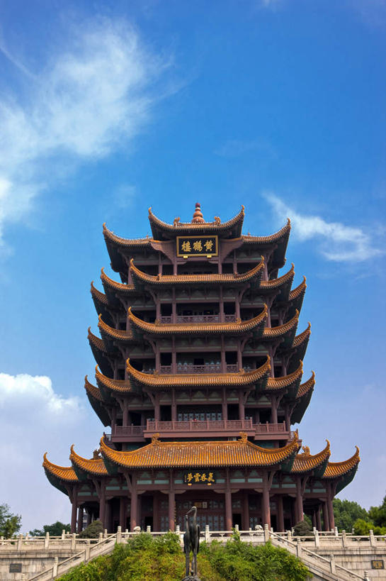 无人,寺庙,竖图,室外,白天,仰视,旅游,度假,草地,草坪,名胜古迹,植物,标志建筑,地标,建筑,武汉,中国,亚洲,阴影,遗迹,光线,影子,云,云朵,塔,云彩,古迹,文物,娱乐,建设,古建筑,宝塔,草,树,树木,蓝色,绿色,白云,蓝天,天空,阳光,自然,庙宇,天,享受,休闲,旅游胜地,放松,生长,晴朗,成长,古文明,东亚,湖北,湖北省,黄鹤楼,武昌区,武汉市,武昌,中华人民共和国,省会,华中地区,鄂,浮图,浮屠,晴空,彩图,低角度拍摄,庙,寺,黄鹄山,蛇山