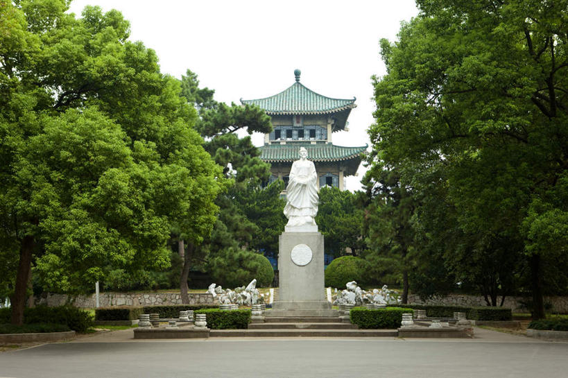 东方人,胡须,一个人,无人,寺庙,站,横图,室外,白天,正面,民族服装,旅游,度假,名胜古迹,植物,标志建筑,地标,建筑,雕塑,东湖,武汉,中国,亚洲,仅一个男性,仅一个人,服装,遗迹,艺术,装饰,雕刻,雕像,塔,黄种人,古迹,文物,娱乐,建设,古建筑,宝塔,树,树木,衣服,绿色,天空,自然,工艺品,庙宇,天,站着,仅一个老年男性,享受,休闲,旅游胜地,放松,服饰,生长,晴朗,成长,纪念,美术,衣着,穿着,主题,陈列,古文明,东亚,湖北,湖北省,武汉市,万里无云,中华人民共和国,省会,功能,美学,华中地区,鄂,衣饰,浮图,浮屠,老年男性,男人,男性,亚洲人,胡子,络腮胡,晴空,晴空万里,站立,彩图,全身,传统服装,民俗服,庙,寺,武汉东湖,武汉东湖风景区