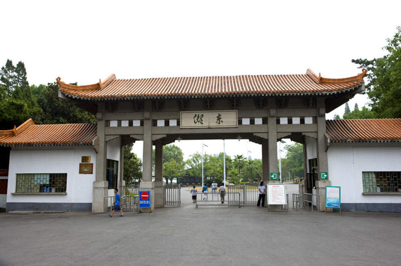 东方人,走,横图,室外,白天,正面,旅游,度假,名胜古迹,植物,门,标志建筑,地标,建筑,雕塑,东湖,武汉,中国,亚洲,行人,游客,游人,服装,遗迹,艺术,装饰,标志,雕刻,牌匾,瓦片,文字,字符,屋顶,许多人,顶棚,瓦,黄种人,古迹,文化,文物,娱乐,标识,建设,古建筑,路人,旅客,树,树木,衣服,绿色,自然,工艺品,门框,一群人,享受,休闲,汉字,旅游胜地,放松,建造,服饰,生长,成长,纪念,美术,衣着,穿着,中文,主题,陈列,古文明,东亚,屋瓦,湖北,湖北省,武汉市,中华人民共和国,省会,功能,美学,国文,华文,华中地区,鄂,衣饰,过客,男人,男性,年轻男性,年轻女性,女人,女性,亚洲人,步行,散步,走路,彩图,全身,武汉东湖,武汉东湖风景区