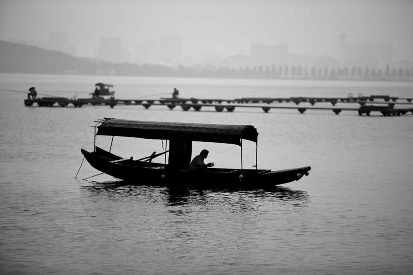 东方人,一个人,坐,横图,黑白,室外,白天,正面,旅游,度假,湖,湖泊,美景,水,船,东湖,武汉,中国,亚洲,仅一个男性,仅一个人,仅一个中年男性,一艘,波纹,服装,湖面,景观,水流,水面,木船,涟漪,黄种人,娱乐,衣服,倒影,水纹,自然,交通工具,波浪,湖水,享受,休闲,景色,放松,服饰,倒映,舟,衣着,穿着,自然风光,载具,东亚,湖北,湖北省,武汉市,中华人民共和国,省会,水晕,华中地区,鄂,衣饰,反照,男人,男性,中年男性,亚洲人,坐着,全身,武汉东湖,武汉东湖风景区