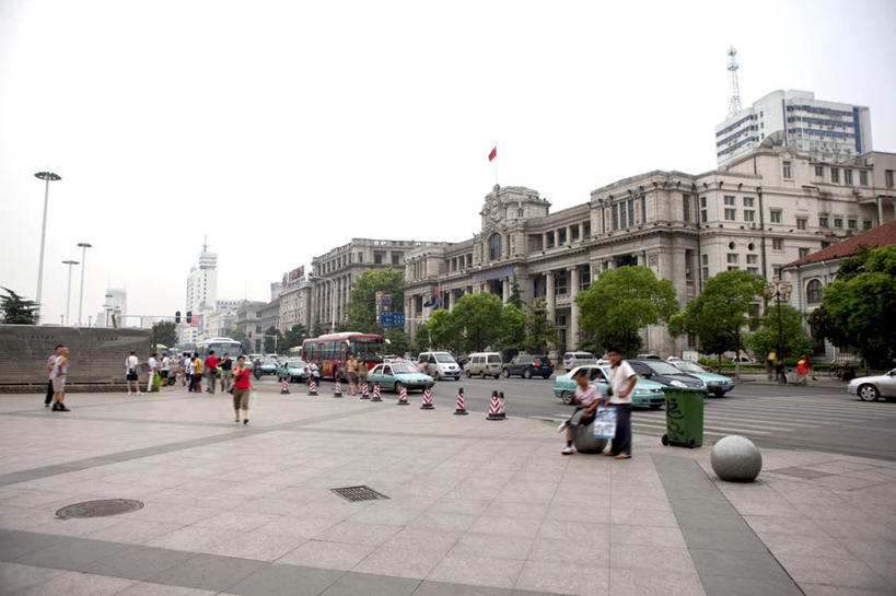 东方人,家,横图,室外,白天,正面,度假,美景,植物,城市风光,城市,道路,路,公路,汽车,旗帜,武汉,中国,亚洲,行人,游客,游人,服装,房屋,屋子,景观,公寓,交通,许多人,黄种人,娱乐,旗子,洋房,楼房,路人,旅客,住宅,车,树,树木,衣服,绿色,自然,交通工具,轿车,一群人,享受,休闲,景色,放松,服饰,生长,成长,衣着,穿着,载具,东亚,湖北,湖北省,武汉市,汉口,中华人民共和国,省会,旌旗,旗号,华中地区,鄂,衣饰,过客,男人,男性,年轻男性,年轻女性,女人,女性,亚洲人,马路,彩图,全身,房子,东方芝加哥