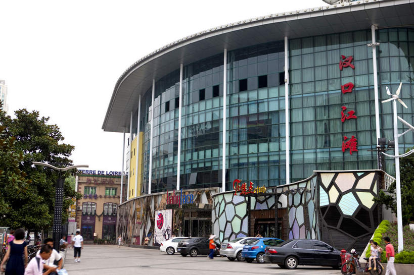 东方人,家,商店,走,横图,室外,白天,正面,购物,旅游,度假,消费,植物,标志建筑,超市,地标,建筑,商场,汽车,武汉,中国,亚洲,行人,游客,游人,服装,标志,文字,字符,房屋,屋子,公寓,许多人,黄种人,娱乐,标识,建设,洋房,楼房,路人,旅客,住宅,车,树,树木,衣服,绿色,自然,交通工具,轿车,一群人,享受,休闲,汉字,旅游胜地,放松,金融,百货,服饰,生长,成长,衣着,穿着,中文,载具,选购,贸易,百货公司,东亚,湖北,湖北省,汉口江滩,武汉市,汉口,中华人民共和国,省会,血拼,国文,华文,华中地区,鄂,衣饰,过客,男人,男性,年轻男性,年轻女性,女人,女性,亚洲人,步行,散步,走路,半身,彩图,房子,购物商场,购物中心,商业中心,东方芝加哥,武汉江滩