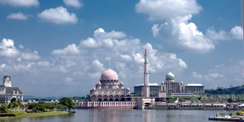 无人,横图,室外,白天,正面,旅游,度假,草地,草坪,湖,湖泊,水,植物,标志建筑,地标,建筑,马来西亚,亚洲,阴影,波纹,节日,光线,影子,湖面,水流,水面,云,云朵,涟漪,首都,云彩,文化,娱乐,建设,草,树,树木,蓝色,绿色,白云,倒影,蓝天,水纹,天空,阳光,自然,波浪,湖水,天,祈祷,享受,休闲,健康,旅游胜地,放松,许愿,宗教,东南亚,信仰,生长,晴朗,成长,纪念,祈求,倒映,伊斯兰教,清真寺,布城,水晕,反照,马来西亚联邦,平安,晴空,彩图,太子城,普特清真寺,粉红清真寺