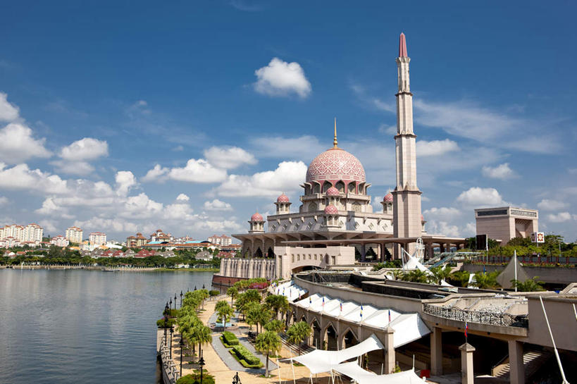 无人,横图,室外,白天,正面,旅游,度假,湖,湖泊,水,植物,标志建筑,地标,建筑,马来西亚,亚洲,阴影,波纹,节日,光线,影子,湖面,水流,水面,云,云朵,涟漪,首都,云彩,文化,娱乐,建设,树,树木,蓝色,绿色,白云,倒影,蓝天,水纹,天空,阳光,自然,波浪,湖水,天,祈祷,享受,休闲,健康,旅游胜地,放松,许愿,宗教,东南亚,信仰,生长,晴朗,成长,纪念,祈求,倒映,伊斯兰教,清真寺,布城,水晕,反照,马来西亚联邦,平安,晴空,彩图,太子城,普特清真寺,粉红清真寺