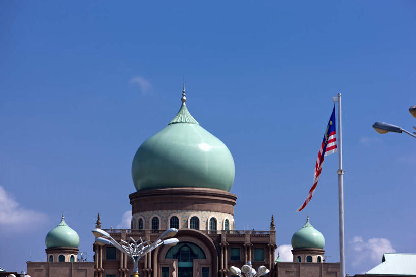 无人,家,横图,室外,白天,仰视,旅游,度假,标志建筑,地标,建筑,路灯,旗帜,国旗,照明,马来西亚,亚洲,一面,阴影,光线,影子,房屋,屋子,云,云朵,公寓,灯光,首都,云彩,娱乐,建设,洋房,楼房,住宅,灯,蓝色,白云,蓝天,天空,阳光,天,享受,休闲,旅游胜地,放松,东南亚,晴朗,照亮,照明设备,布城,马来西亚联邦,旗,晴空,彩图,低角度拍摄,房子,马来西亚国旗,太子城