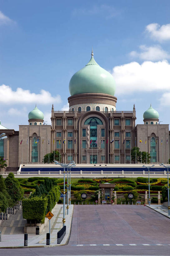 无人,家,竖图,室外,白天,正面,旅游,度假,植物,别墅,标志建筑,地标,建筑,路灯,照明,马来西亚,亚洲,阴影,环保,光线,影子,房屋,屋子,云,云朵,公寓,灯光,防护,首都,云彩,娱乐,建设,洋房,楼房,住宅,灯,树,树木,蓝色,绿色,白云,蓝天,天空,阳光,自然,天,享受,休闲,旅游胜地,放松,东南亚,生长,晴朗,成长,照亮,照明设备,美好,美妙,间隔,布城,美观,雅观,马来西亚联邦,绿篱,生篱,树篱,植篱,晴空,彩图,房子,太子城