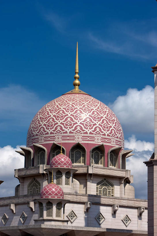 无人,竖图,室外,白天,正面,旅游,度假,标志建筑,地标,建筑,马来西亚,亚洲,阴影,节日,光线,影子,墙,云,云朵,首都,云彩,文化,娱乐,建设,墙壁,墙面,粉色,蓝色,白云,蓝天,天空,阳光,天,祈祷,享受,休闲,健康,旅游胜地,放松,许愿,宗教,东南亚,信仰,晴朗,纪念,祈求,伊斯兰教,清真寺,布城,马来西亚联邦,平安,晴空,彩图,太子城,普特清真寺,粉红清真寺