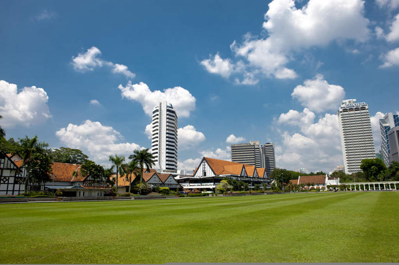 无人,家,高楼大厦,横图,室外,白天,仰视,度假,办公楼,草地,草坪,美景,植物,城市风光,标志建筑,城市,大厦,地标,建筑,摩天大楼,写字楼,棕榈树,叶子,马来西亚,亚洲,阴影,光线,影子,房屋,屋子,景观,云,云朵,公寓,绿叶,首都,云彩,娱乐,建设,洋房,楼房,住宅,草,树,树木,蓝色,绿色,白云,蓝天,天空,阳光,自然,天,享受,休闲,嫩叶,商务楼,景色,放松,东南亚,生长,晴朗,成长,棕榈叶,吉隆坡,独立广场,马来西亚联邦,叶,叶片,晴空,彩图,低角度拍摄,房子,大楼,高层建筑,高楼,摩天楼