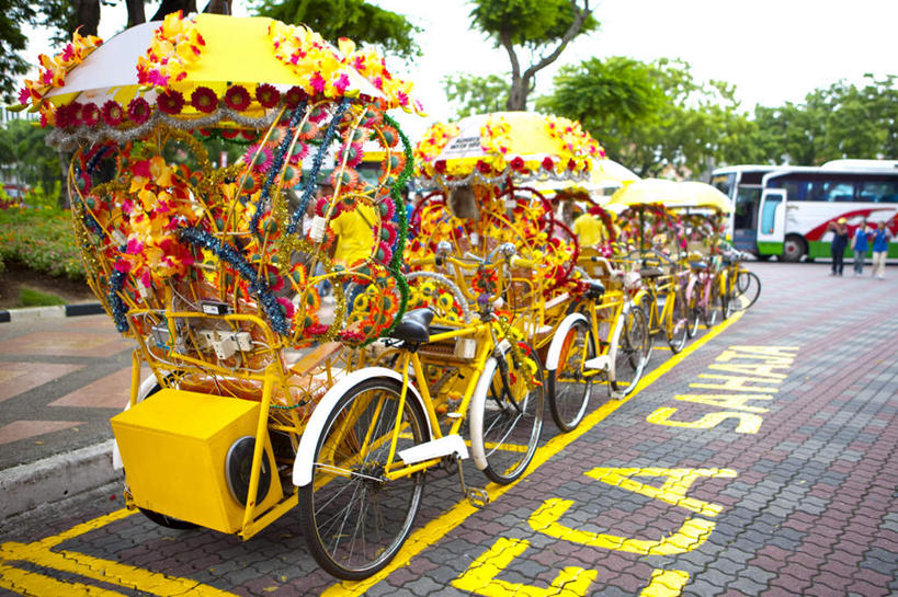 无人,横图,室外,白天,正面,旅游,度假,植物,标志建筑,地标,建筑,马来西亚,亚洲,一排,整齐,盛开,标志,文字,字符,黄包车,花蕾,娱乐,标识,建设,车,花,花瓣,花朵,鲜花,树,树木,排列,绿色,自然,交通工具,人力车,花苞,花蕊,享受,休闲,汉字,旅游胜地,放松,东南亚,生长,成长,队列,中文,载具,马六甲州,国文,华文,马来西亚联邦,彩图,荷兰红屋,马六甲博物馆