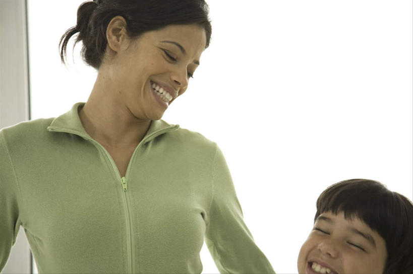 西方人,儿童,两个人,家庭,母亲,儿子,站,闭眼,笑,微笑,横图,室内,白天,正面,纯洁,窗户,欧洲,欧洲人,服装,扭头,注视,休闲装,玻璃窗,小孩,衣服,观察,看,站着,转头,休闲,温暖,温馨,母子,一家人,休闲服,可爱,母爱,童年,童趣,服饰,观看,和睦,察看,关注,童真,烂漫,无邪,天真,男孩,年轻女性,女人,女性,白种人,孩子,年轻人,闭眼睛,闭着眼,闭着眼睛,站立,半身,彩图,融洽,男生