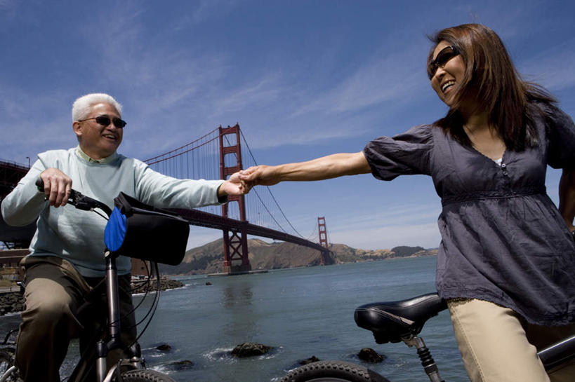 东方人,中年人,两个人,家庭,夫妻,坐,笑,微笑,露齿笑,横图,室外,白天,仰视,裙子,爱情,河流,山,山脉,水,大桥,桥梁,自行车,美国,亚洲,握,阴影,连衣裙,服装,光线,墨镜,眼镜,影子,河水,山峰,水流,云,云朵,桥,山峦,浪漫,云彩,扭头,注视,休闲装,黄种人,拱桥,车,脚踏车,两个,衣服,蓝色,白云,蓝天,天空,阳光,太阳镜,太阳眼镜,交通工具,群山,天,观察,看,转头,休闲,温暖,温馨,一家人,休闲服,遮阳镜,恩爱,握着,恋人,服饰,晴朗,观看,悬索桥,和睦,察看,北美,北美洲,关注,加利福尼亚,载具,美洲,金门大桥,加州,加利福尼亚州,金州,黄金州,金门海峡,桁架拱桥,北亚美利加洲,亚美利加洲,男人,男性,女人,女性,中年男性,中年女性,亚洲人,夫妇,情侣,晴空,坐着,半身,彩图,低角度拍摄,伴侣,融洽