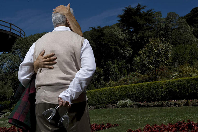 东方人,中年人,背部,两个人,家庭,夫妻,站,抱,吻,横图,室外,白天,正面,爱情,草地,草坪,花海,花圃,树林,植物,相机,叶子,亚洲,握,阴影,服装,盛开,光线,影子,云,云朵,浪漫,拿,花蕾,云彩,拿着,休闲装,黄种人,草,花,花瓣,花朵,花卉,鲜花,树,树木,拍照,衣服,蓝色,绿色,白云,蓝天,天空,阳光,自然,数码相机,花丛,花束,花田,天,花苞,花蕊,站着,休闲,温暖,温馨,一家人,休闲服,单反,恩爱,握着,恋人,摄影,服饰,生长,晴朗,成长,抱着,单反相机,和睦,搂着,背手,男人,男性,女人,女性,中年男性,中年女性,亚洲人,夫妇,情侣,照相机,晴空,怀抱,接吻,搂,搂抱,亲,亲吻,亲嘴,相抱,拥抱,站立,半身,彩图,照相,伴侣,融洽