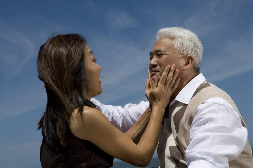 东方人,中年人,两个人,家庭,夫妻,站,闭眼,捧,笑,微笑,露齿笑,横图,室外,白天,正面,爱情,亚洲,阴影,服装,光线,影子,云,云朵,浪漫,云彩,注视,休闲装,黄种人,衣服,蓝色,白云,蓝天,天空,阳光,天,观察,看,站着,休闲,温暖,温馨,一家人,休闲服,恩爱,恋人,服饰,晴朗,观看,和睦,察看,关注,男人,男性,女人,女性,中年男性,中年女性,亚洲人,夫妇,情侣,晴空,闭眼睛,闭着眼,闭着眼睛,端,端着,捧着,手捧,站立,半身,彩图,伴侣,融洽