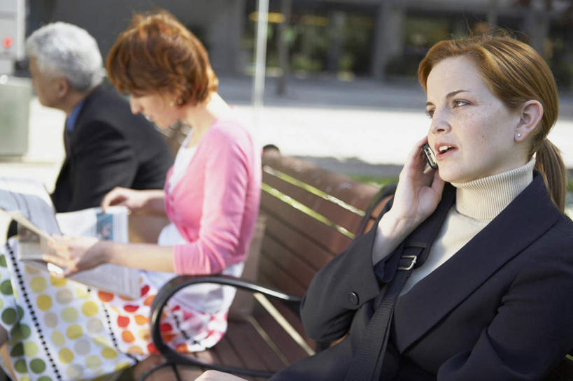 东方人,西方人,三个人,同事,商务人士,商务男性,商务女性,坐,打电话,横图,室外,白天,正面,衬衫,阅读,成功,合作,团队,集体,信心,植物,报纸,电话,手机,椅子,欧洲,欧洲人,亚洲,握,学习,套装,朦胧,模糊,拿,听,拿着,注视,黄种人,通讯设备,队伍,树,树木,绿色,自然,观察,看,浏览,握着,生长,成长,观看,察看,领导,成就,关注,商务装,合伙,领袖,工薪阶层,交流,男人,男性,年轻女性,女人,女性,中年男性,白种人,亚洲人,白领,上班族,沟通,通话,坐着,半身,彩图,衬衣