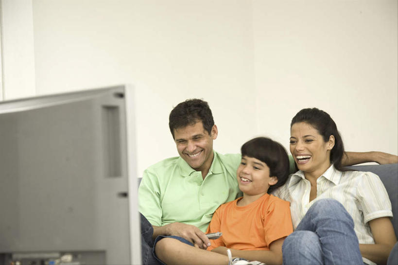 西方人,儿童,三个人,家庭,夫妻,母亲,父亲,儿子,客厅,坐,笑,微笑,露齿笑,横图,室内,白天,正面,爱情,纯洁,沙发,电视,欧洲,欧洲人,服装,环保,墙,浪漫,二郎腿,注视,休闲装,墙壁,墙面,小孩,衣服,绿色,白色,液晶电视,观察,看,休闲,温暖,温馨,父子,母子,三口之家,一家人,休闲服,恩爱,父爱,可爱,母爱,清晰,童年,童趣,恋人,服饰,轻薄,能源,观看,回收,和睦,资源,察看,起居室,关注,彩电,布艺沙发,利用,童真,便携,低碳,烂漫,无邪,循环,彩色电视机,持续,客堂,天真,男孩,男人,男性,年轻女性,女人,女性,中年男性,白种人,孩子,年轻人,夫妇,情侣,电视机,坐着,半身,彩图,伴侣,融洽,高清,男生