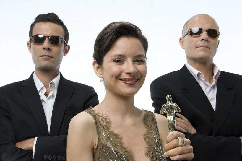 西方人,三个人,警卫,站,笑,双手交叉,微笑,横图,室内,白天,白色背景,正面,晚礼服,西装,成功,胜利,欧洲,欧洲人,握,阴影,套装,正装,反射,墨镜,眼镜,影子,拿,拿着,注视,职业装,装饰品,耳环,饰品,首饰,太阳镜,太阳眼镜,观察,看,站着,遮阳镜,光彩,握着,摄影,影棚,观看,察看,双手抱胸,关注,荣誉,奖品,保镖,荣耀,耳饰,奥斯卡奖,奥斯卡金像奖,金像奖,学院奖,小金人,保镳,光荣,男人,男性,年轻男性,年轻女性,女人,女性,中年男性,白种人,站立,半身,彩图,影棚拍摄,晚宴服,舞会服,洋服,洋装,夜礼服,拍摄,奖杯