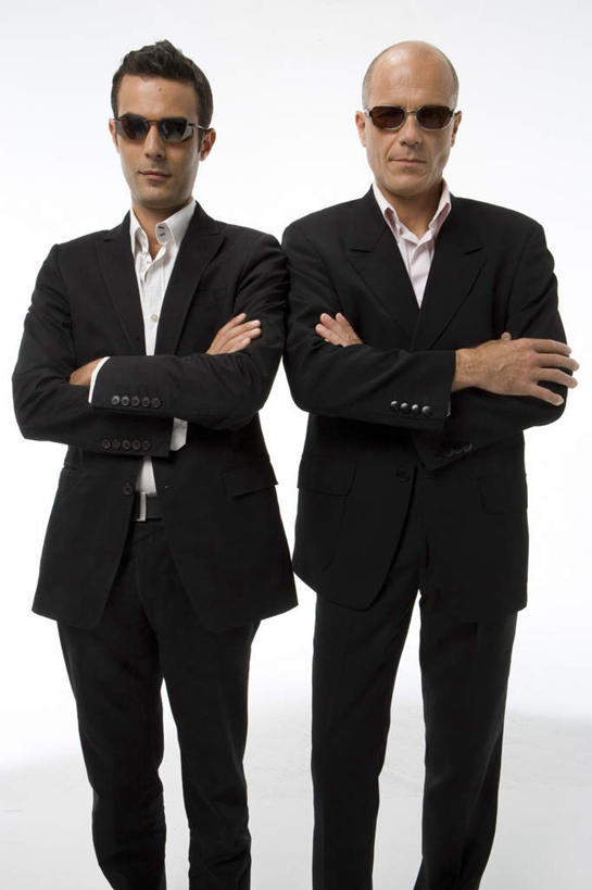 西方人,两个人,伙伴,朋友,警卫,站,笑,双手交叉,微笑,竖图,室内,白天,白色背景,正面,西装,友谊,合作,团队,欧洲,欧洲人,阴影,套装,正装,反射,墨镜,眼镜,影子,注视,职业装,太阳镜,太阳眼镜,观察,看,站着,遮阳镜,战略,摄影,影棚,观看,察看,双手抱胸,关注,保镖,联合,合谋,保镳,配合,协作,男人,男性,年轻男性,中年男性,白种人,站立,半身,彩图,影棚拍摄,拍摄