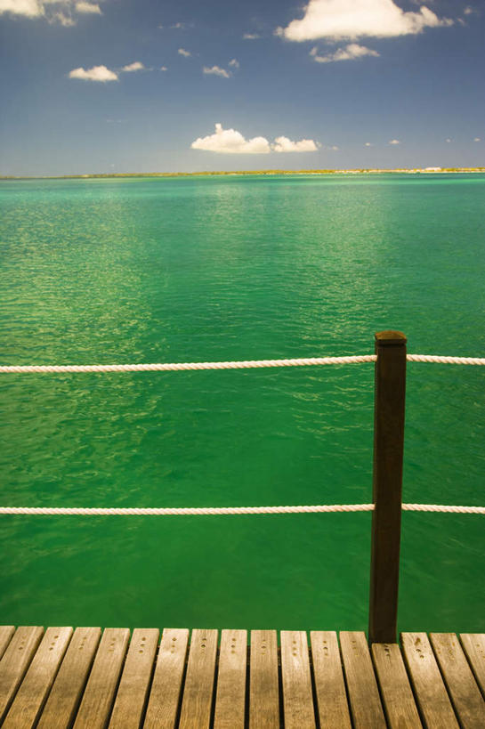 无人,栏杆,竖图,室外,白天,正面,旅游,度假,海浪,海洋,美景,地板,扶手,景观,浪花,水平线,云,云朵,辽阔,地面,海平线,云彩,娱乐,护栏,木地板,蓝色,白云,蓝天,天空,自然,海水,天,享受,休闲,广阔,景色,放松,晴朗,一望无际,自然风光,大洋洲,海景,塔希提岛,法属波利尼西亚,社会群岛,大溪地,法属玻利尼西亚,塔西提岛,无边无际,一马平川,大海,风浪,海,海水的波动,近岸浪,涌浪,晴空,彩图,水天相接,水天一线