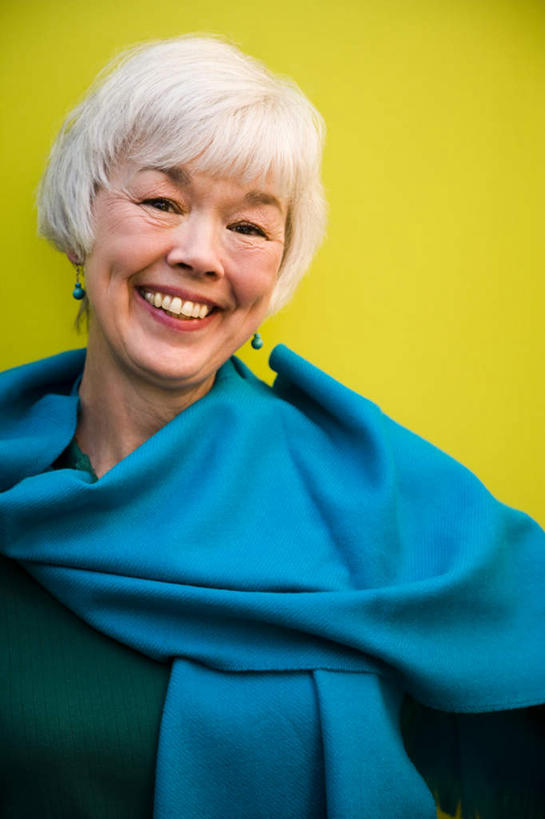 东方人,头发,一个人,站,笑,微笑,露齿笑,竖图,室内,白天,正面,亚洲,仅一个女性,仅一个人,黄色背景,服装,注视,休闲装,黄种人,衣服,白色,披肩,观察,看,站着,休闲,休闲服,摄影,服饰,仅一个老年女性,影棚,观看,察看,关注,老年女性,女人,女性,亚洲人,站立,半身,彩图,影棚拍摄,拍摄,云肩,短发