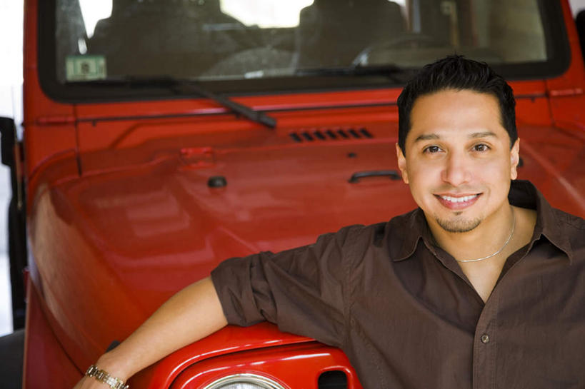 西方人,一个人,站,笑,微笑,露齿笑,横图,室外,白天,正面,汽车,照明,欧洲,欧洲人,仅一个男性,仅一个人,仅一个中年男性,一辆,服装,雨刷器,雨刷,注视,休闲装,车,灯,衣服,红色,灯具,交通工具,轿车,观察,看,靠,靠着,站着,休闲,休闲服,服饰,观看,雨刮器,照亮,察看,照明设备,关注,载具,前照灯,前大灯,车前灯,刮雨器,男人,男性,中年男性,白种人,站立,半身,彩图