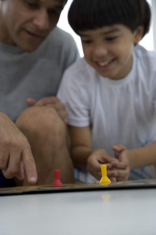 西方人,儿童,中年人,两个人,家庭,父亲,儿子,坐,笑,微笑,露齿笑,竖图,室内,白天,正面,游戏,纯洁,智慧,餐桌,桌子,欧洲,欧洲人,握,服装,朦胧,模糊,拿,玩,拿着,注视,休闲装,娱乐,小孩,衣服,观察,看,休闲,温暖,温馨,父子,一家人,休闲服,棋盘,父爱,可爱,童年,童趣,益智,握着,服饰,餐台,观看,活动,和睦,察看,发泄,关注,消遣,智力,跳棋,童真,烂漫,无邪,宣泄,西洋跳棋,国际跳棋,天真,男孩,男人,男性,中年男性,白种人,孩子,玩耍,嬉戏,坐着,半身,彩图,融洽,男生