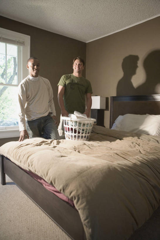 西方人,两个人,伙伴,朋友,站,竖图,室内,白天,正面,友谊,窗户,床,台灯,天花板,卧室,照明,欧洲,非洲,黑人,欧洲人,阴影,服装,反射,影子,墙,双人床,灯光,床单,注视,休闲装,被子,玻璃窗,墙壁,墙面,灯,衣服,灯具,观察,看,站着,休闲,休闲服,服饰,观看,照亮,察看,被单,照明设备,关注,脏衣篮,脏衣篓,友情,男人,男性,年轻男性,非洲人,站立,彩图,全身,睡房,卧房