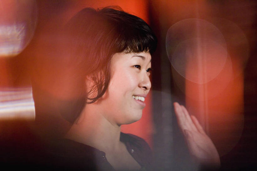 东方人,脸,头,脸颊,一个人,酒吧,站,笑,微笑,露齿笑,横图,室内,特写,夜晚,侧面,亚洲,仅一个年轻女性,仅一个女性,仅一个人,阴影,服装,朦胧,模糊,反射,影子,注视,休闲装,黄种人,肩膀,衣服,观察,看,站着,休闲,休闲服,服饰,观看,察看,挥动,挥舞,关注,年轻女性,女人,女性,亚洲人,头部,脸部,脸蛋,面部,站立,半身,彩图,酒吧间,酒馆