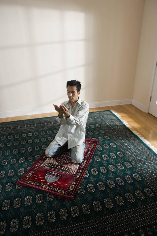 西方人,一个人,跪,闭眼,捧,竖图,俯视,室内,白天,窗户,地毯,欧洲,欧洲人,仅一个男性,仅一个人,跪拜,阴影,服装,节日,装饰,编织,反射,影子,手工艺品,墙,织物,休闲装,文化,玻璃窗,墙壁,墙面,膜拜,仅一个年轻男性,衣服,白色,工艺品,祈祷,休闲,健康,休闲服,许愿,宗教,服饰,信仰,纪念,华丽,修饰,祈求,点缀,伊斯兰教,衬托,美观,雅致,雅观,平安,男人,男性,年轻男性,白种人,闭眼睛,闭着眼,闭着眼睛,端,端着,跪着,捧着,手捧,彩图,高角度拍摄,全身