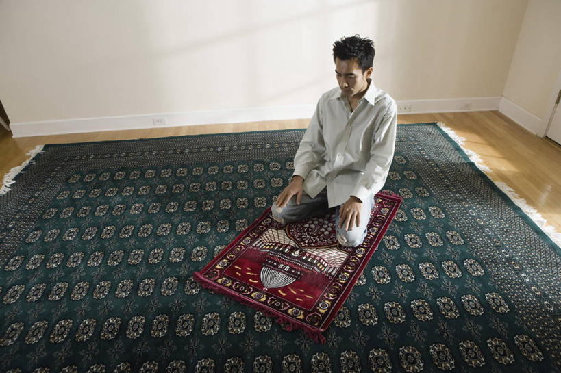 西方人,一个人,跪,闭眼,横图,室内,白天,正面,地毯,欧洲,欧洲人,仅一个男性,仅一个人,阴影,服装,节日,装饰,编织,反射,影子,手工艺品,墙,织物,休闲装,文化,墙壁,墙面,仅一个年轻男性,衣服,白色,工艺品,祈祷,休闲,健康,休闲服,许愿,宗教,服饰,信仰,纪念,华丽,修饰,祈求,点缀,伊斯兰教,祷告,衬托,美观,雅致,雅观,平安,男人,男性,年轻男性,白种人,闭眼睛,闭着眼,闭着眼睛,跪着,彩图,全身