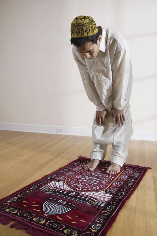 西方人,一个人,站,闭眼,竖图,室内,白天,正面,民族服装,地毯,帽子,欧洲,欧洲人,仅一个男性,仅一个人,跪拜,弯腰,阴影,节日,装饰,编织,反射,影子,手工艺品,墙,织物,礼帽,光脚,文化,墙壁,墙面,仅一个年轻男性,白色,工艺品,祈祷,站着,健康,赤脚,许愿,宗教,信仰,纪念,华丽,修饰,祈求,点缀,伊斯兰教,弯身,衬托,美观,雅致,雅观,平安,男人,男性,年轻男性,白种人,闭眼睛,闭着眼,闭着眼睛,站立,彩图,全身,传统服装,民俗服