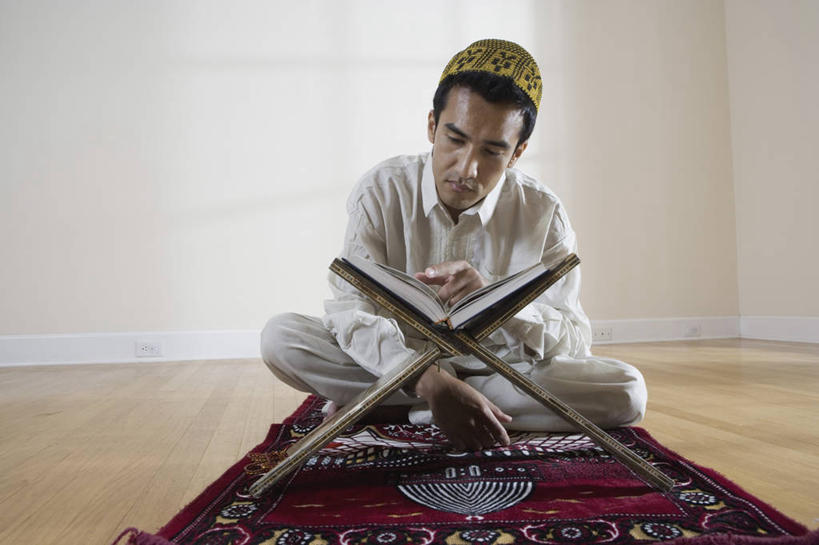 西方人,一个人,坐,盘腿,横图,室内,白天,正面,地毯,桌面,桌子,帽子,书籍,欧洲,欧洲人,仅一个男性,仅一个人,一本,阴影,服装,节日,装饰,编织,反射,木制,影子,手工艺品,墙,织物,注视,休闲装,礼帽,文化,墙壁,墙面,仅一个年轻男性,衣服,白色,木制品,书本,工艺品,低头,观察,看,祈祷,休闲,健康,休闲服,许愿,宗教,服饰,信仰,观看,纪念,华丽,修饰,祈求,点缀,察看,伊斯兰教,关注,经书,古兰经,衬托,美观,雅致,雅观,平安,男人,男性,年轻男性,白种人,书,图书,盘腿而坐,盘膝,盘着腿的,盘着腿坐,双腿交叉,坐着,彩图,全身