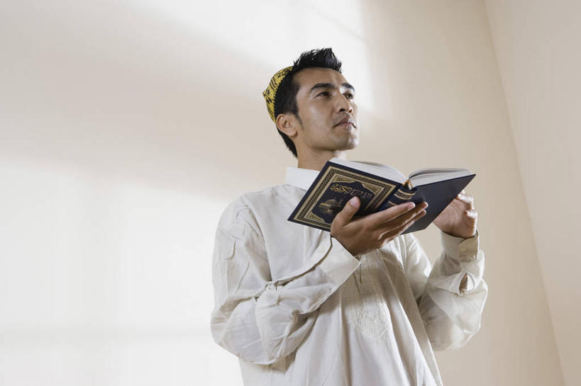 西方人,一个人,站,捧,横图,室内,白天,仰视,帽子,书籍,欧洲,欧洲人,仅一个男性,仅一个人,阴影,服装,节日,反射,影子,墙,注视,休闲装,礼帽,文化,墙壁,墙面,仅一个年轻男性,衣服,白色,书本,观察,看,祈祷,站着,休闲,健康,休闲服,许愿,宗教,服饰,信仰,观看,纪念,祈求,察看,伊斯兰教,祷告,关注,经书,古兰经,平安,男人,男性,年轻男性,白种人,书,图书,端,端着,捧着,手捧,站立,半身,彩图,低角度拍摄