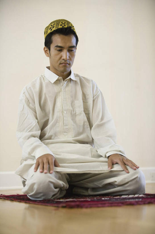 西方人,一个人,跪,闭眼,竖图,室内,白天,正面,地毯,帽子,欧洲,欧洲人,仅一个男性,仅一个人,跪拜,阴影,服装,节日,装饰,编织,反射,影子,手工艺品,墙,织物,休闲装,礼帽,文化,墙壁,墙面,仅一个年轻男性,衣服,白色,工艺品,祈祷,休闲,健康,休闲服,许愿,宗教,服饰,信仰,纪念,华丽,修饰,祈求,点缀,伊斯兰教,衬托,美观,雅致,雅观,平安,男人,男性,年轻男性,白种人,闭眼睛,闭着眼,闭着眼睛,跪着,彩图,全身